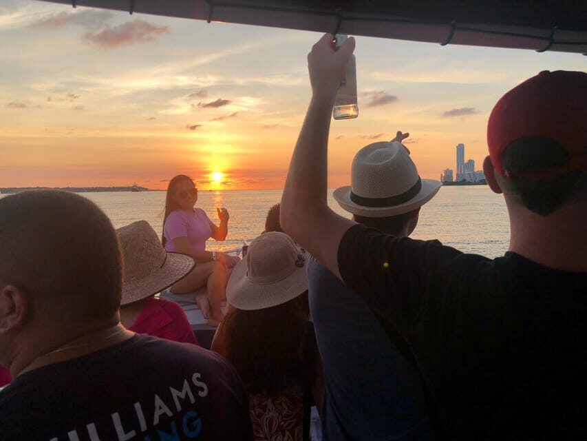 2-hour tour in Cartagena Sunset View in party boat - Open Bar and the Entertainer: How the Party Gets Started