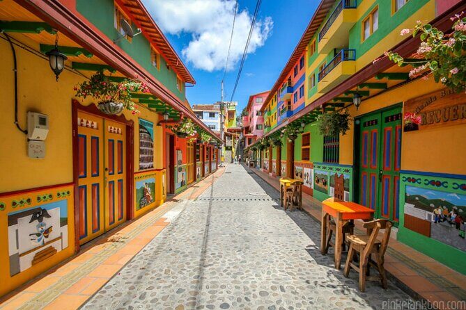 Amazing Private Guatape Tour + Boat Ride + Helicopter & Rock - Parque Temático Replica del Viejo Peñol: Short Stop, Sharp Context (20 Minutes)