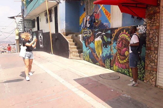 Barrio transformation and urban escalator of Comuna 13 - Escaleras Electricas de la Comuna 13: graffiti you can walk through