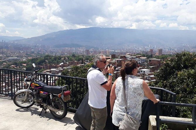 Best Full Day Private Medellin City Tour and Botero´s Plaza - Comuna 13 electric escalators: street art you can’t unsee