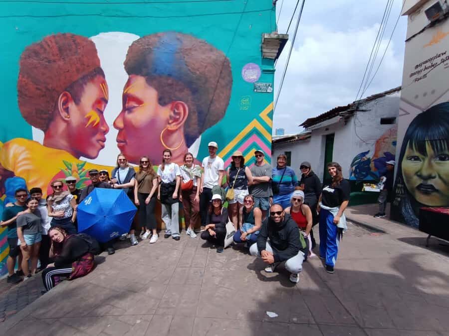 Bogotá: Graffiti Tour el mejor recorrido de arte urbano - Why Bogotá graffiti turns into a history lesson fast