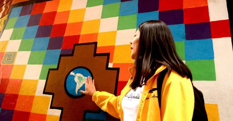 Bogotá: La Candelaria Graffiti & Urban Art Guided Tour - Price and logistics for a 150-minute downtown art walk