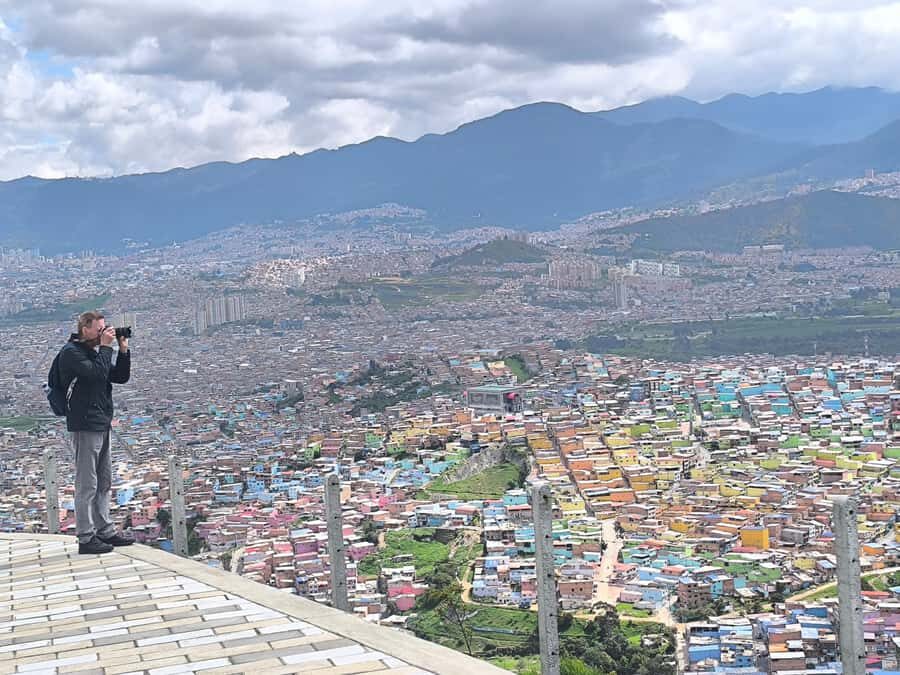 Bogotá´s Barrios: El Paraíso Favela Tour with Cable Car - Safety, Altitude, and What to Do With Your Phone and Camera