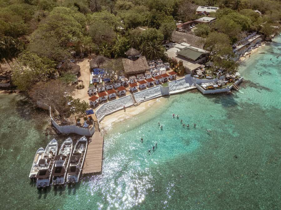BORA BORA AREA CLUB - Lunch and drinks: what the menu tells you about the day