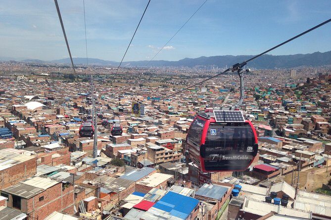 Cable car to el Paraiso, the city slum - H2: TransMiCable Tunal to the Top Viewpoint