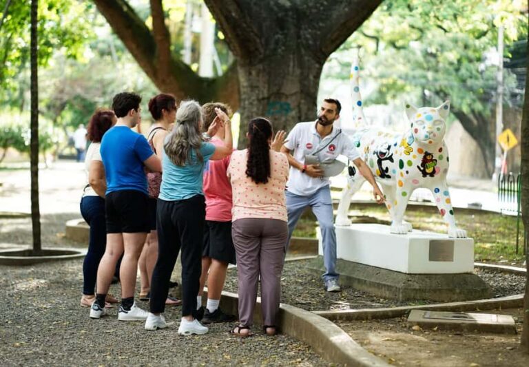 Cali: Walking tour of the historic center - Historic center by foot: parks, squares, and colonial architecture