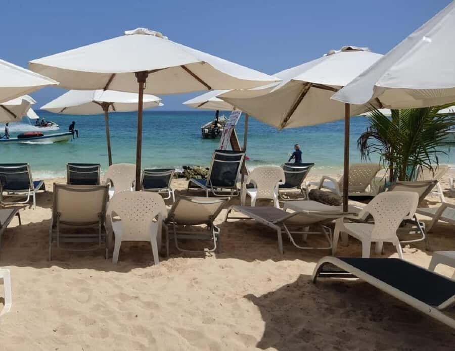Cartagena: Baru Island & Playa Tranquila Day Trip with Lunch - Chairs, shade, and the pay-as-you-go trap (and how to avoid it)