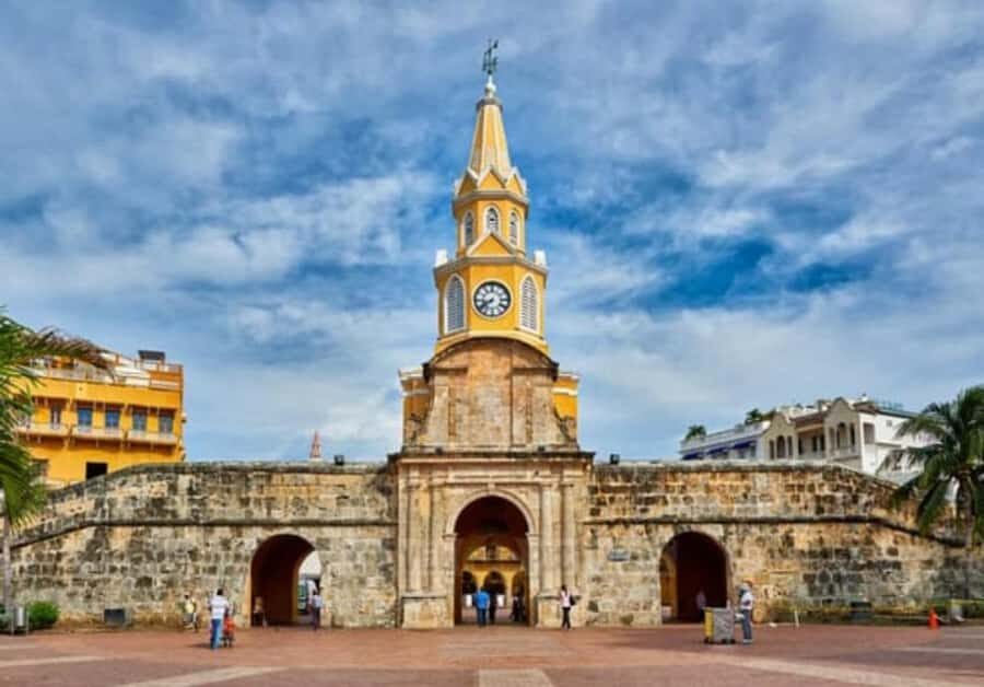 Cartagena: BILINGUAL CITYTOUR + SAN FELIPE CASTLE & Old city - Bocagrande, Laguito, and Castillo Grande: the “real Cartagena” scenery between stops