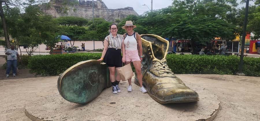 Cartagena: BILINGUAL CITYTOUR + SAN FELIPE CASTLE & Old city - Letras de Cartagena, India Catalina, and Zapatos Viejos: photos with meaning