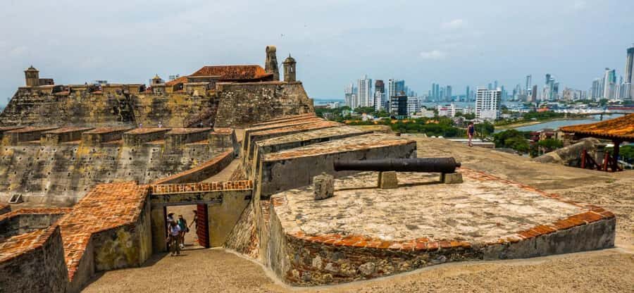 Cartagena: BILINGUAL CITYTOUR + SAN FELIPE CASTLE & Old city - Castillo de San Felipe de Barajas: entrance, guided sights, and how much time you truly get