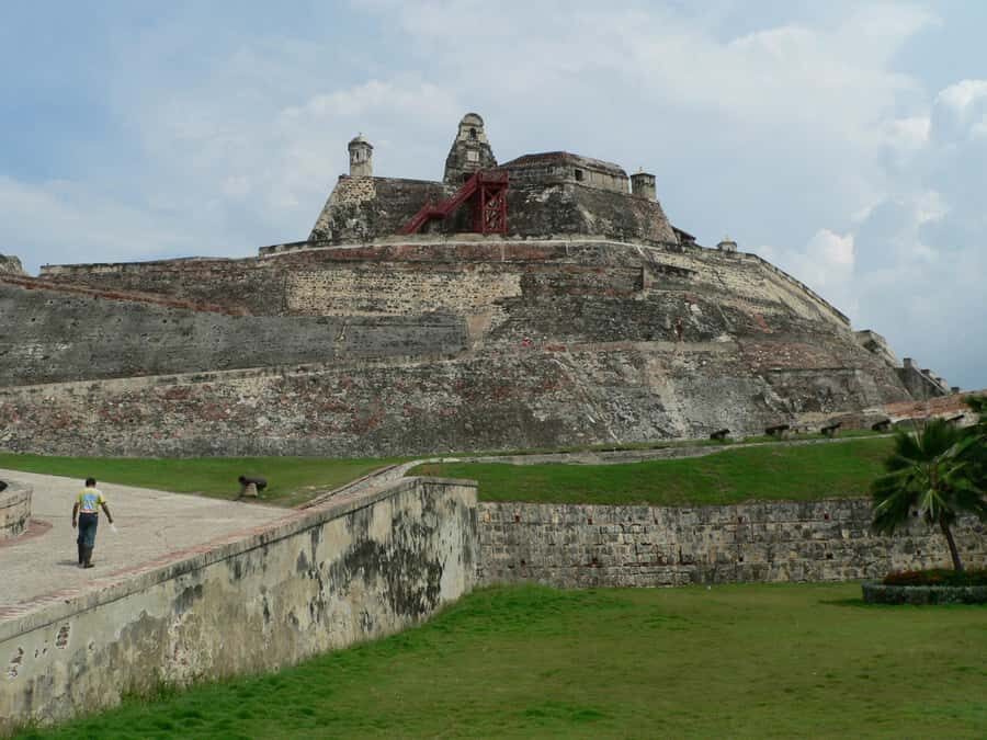 Cartagena: BILINGUAL CITYTOUR + SAN FELIPE CASTLE & Old city - Laguito-to-the-water finish: Malecón Bahia de las Ánimas