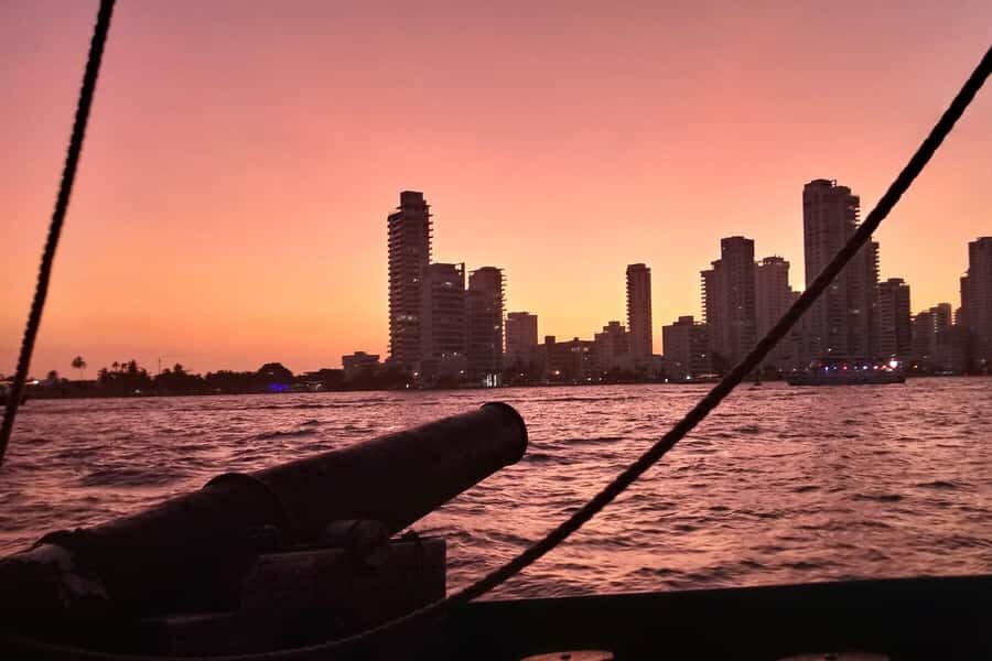Cartagena, CO: Sunset Skyline Pirate Boat Tour with Drinks - From Pegasus Pier to the 5 pm push-off: what your arrival really needs