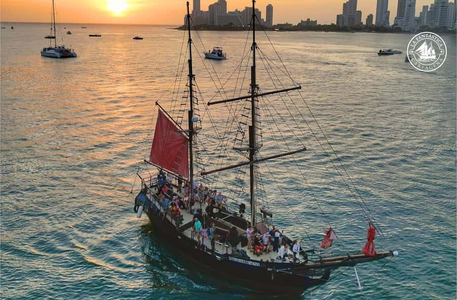 Cartagena, CO: Sunset Skyline Pirate Boat Tour with Drinks - The sunset skyline run: Bocagrande, El Laguito, and Castillo Grande