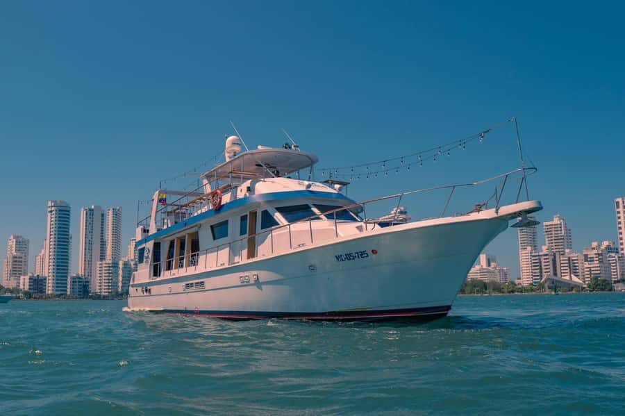 Cartagena: Cruise by the Bay with Dinner and Wine - FAQ