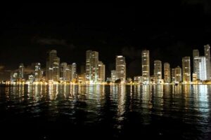 Cartagena: Cruise by the Bay with Dinner and Wine - The Route: Bocagrande, the Lighthouse, Castillogrande, and Back Past Manga and Getsemani