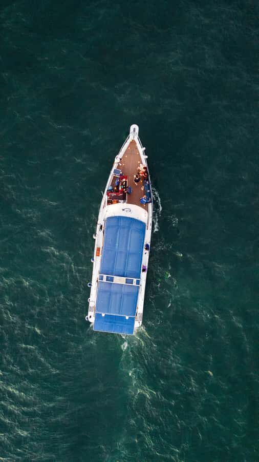 Cartagena: Cruise by the Bay with Dinner and Wine - Getting on the Yacht: La Bodeguita Timing and Best Seat Strategy