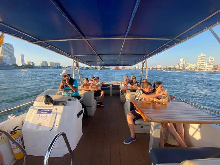 Cartagena: Cruise by the Bay with Dinner and Wine - Service and Vibe: Music Level, Crew Help, and What the Evening Feels Like