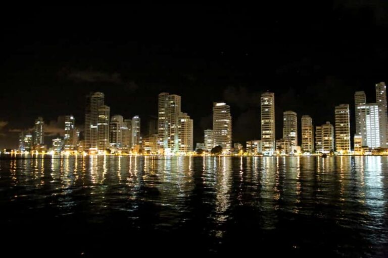 Cartagena: Cruise by the Bay with Dinner and Wine - The Route: Bocagrande, the Lighthouse, Castillogrande, and Back Past Manga and Getsemani