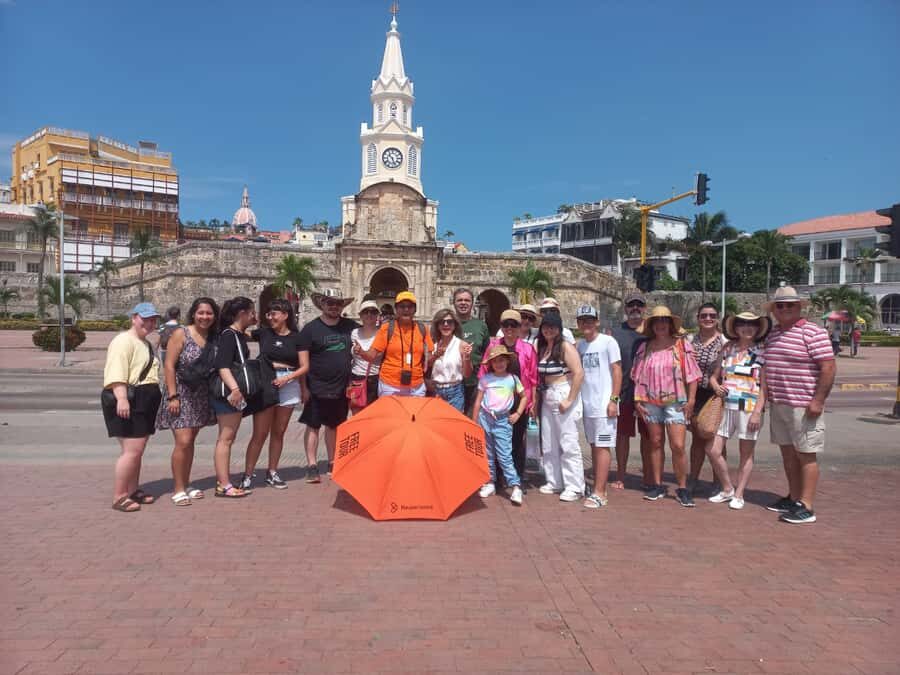 Cartagena: Historic Center and Getsemaní Shared Walking Tour - Plaza Bolívar and Centennial Park: a shaded break with sloths and iguanas