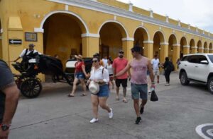 Cartagena: Panoramic City Tour, Monuments, Walls, Castle - India Catalina and Zapatos Viejos: symbolism you’ll notice later