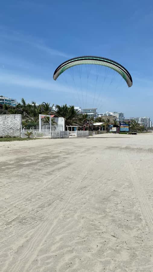 Cartagena: Paratriking Flight from the Beach - Photos and Video That Don’t Feel Like a Door-to-Door Pitch