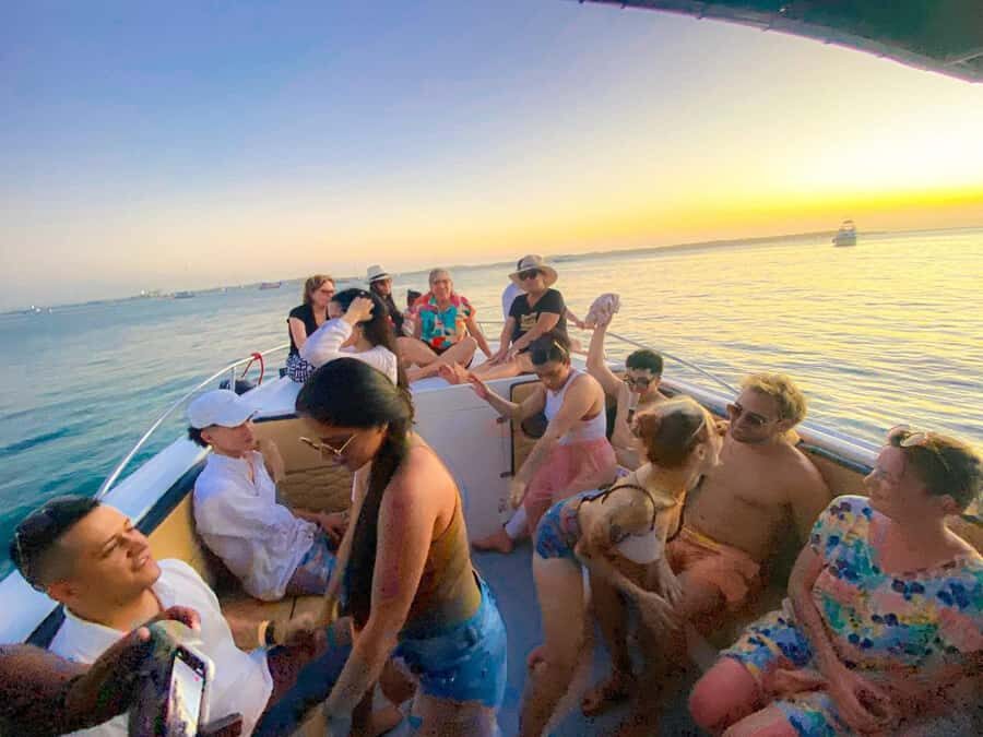 Cartagena: Sunset in boat in the bay with music and liquor - Open bar national liquor: fun included, but drink expectations vary