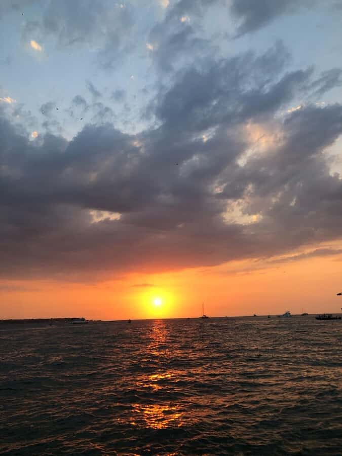 Cartagena: Sunset in boat in the bay with music and liquor - Bahía de Cartagena de Indias: the photo stop and the sunset window