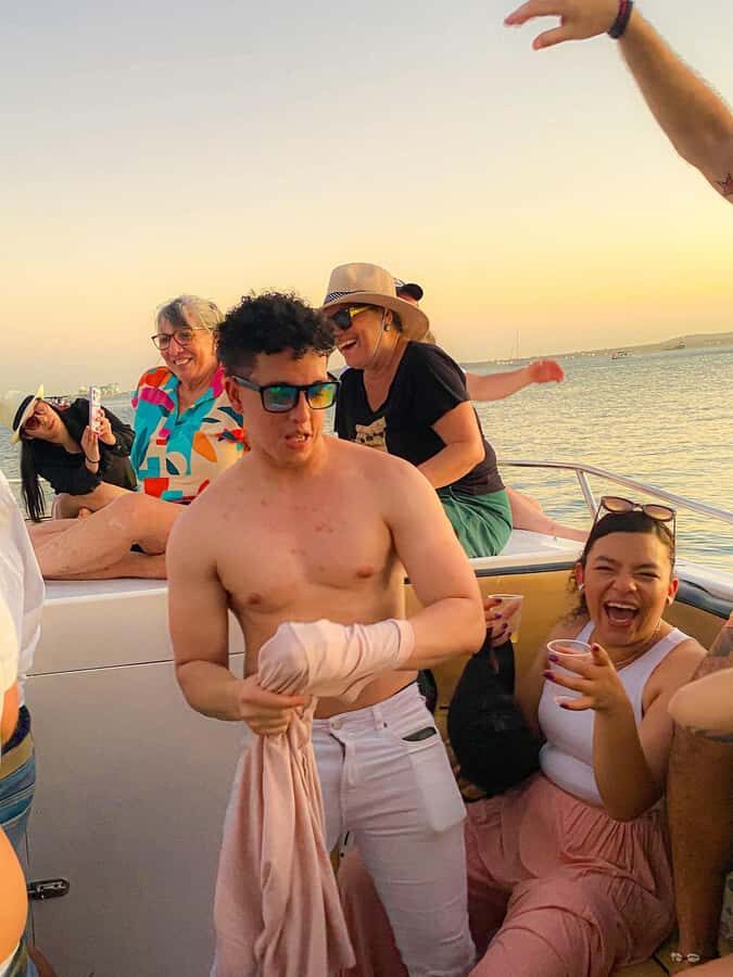 Cartagena: Sunset in boat in the bay with music and liquor - The social vibe: music, dancing, and meeting people