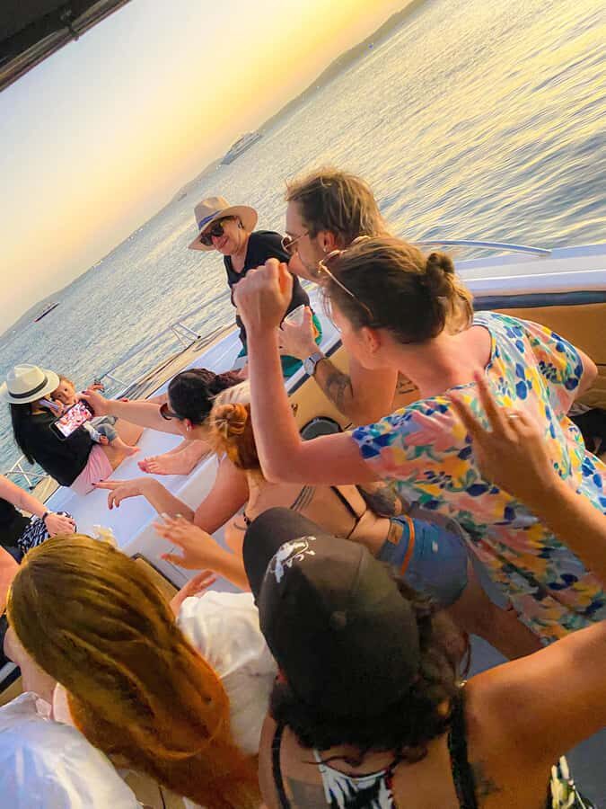 Cartagena: Sunset in boat in the bay with music and liquor - Getting along with the rules: kids, minors, and who should skip it