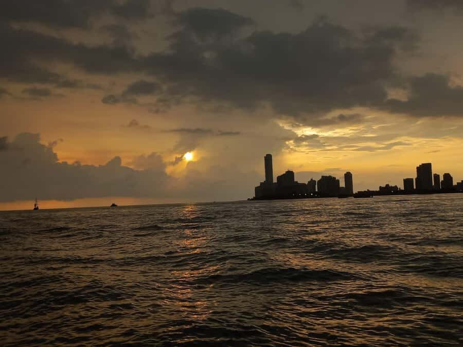 Cartagena: Sunset in boat in the bay with music and liquor - Languages and crew style: English and Spanish on board