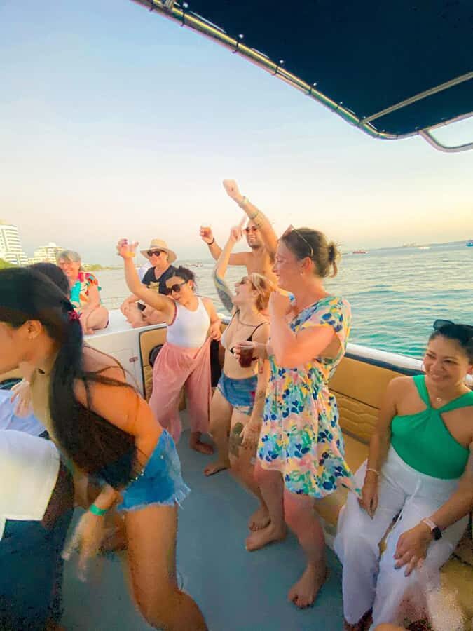 Cartagena: Sunset in boat in the bay with music and liquor - Where you meet: Muelle de los Pegasos before the 17:00 push