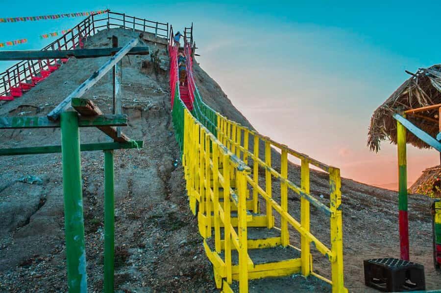 Cartagena: Totumo Mud Volcano with Bilingual Guide - From pickup to lunch: how the Arena beach stop fits your day