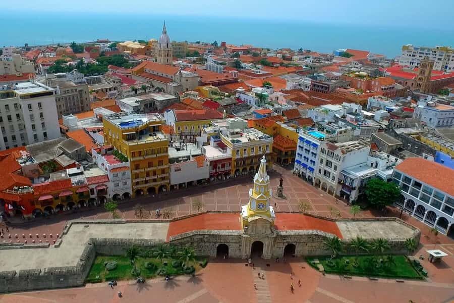 Cartagena: Walled City & Getsemani Private Tour - Plaza de Bolívar sets the tone for the whole afternoon