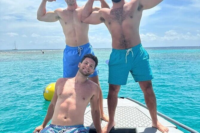 Cholon The party island, with DJ on board - Rosario Islands stop: panoramic views plus rumba at the pool