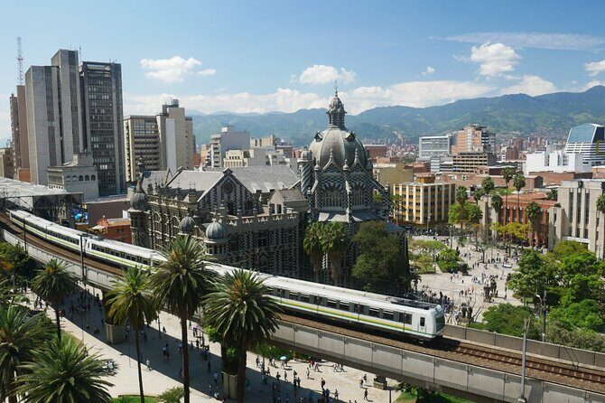 City Tour + Commune 13 Medellin - Lunch, Timing, and How to Stay Comfortable on a Long Day