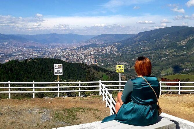 Complete Pack: Pablo Escobar Tour and Comuna 13 - Comuna 13 Electric Escalators: Photos, Walking, and Local Treats