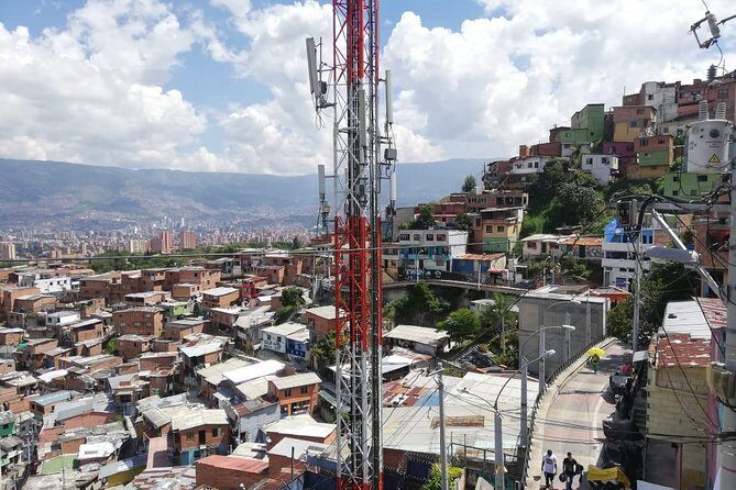 Comuna 13 tour and cable car - Stop 3: Graffiti meaning and the Graffitour perspective