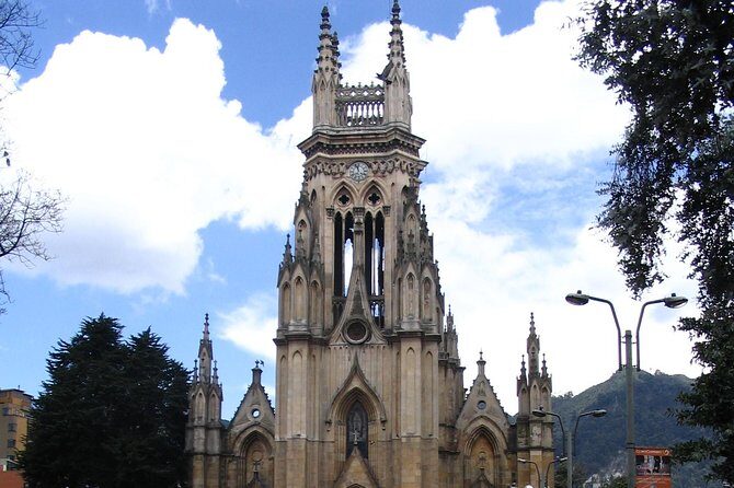 Cruise Bogota gay district - The Meeting Point: Basílica Nuestra Señora de Lourdes to Start Clear