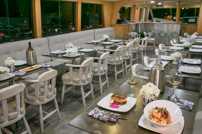 Dinner cruise on Cartagena's bay with Sibarita Master - The Sibarita Master layout: A/C comfort plus open-air views