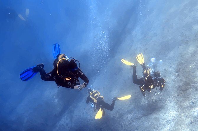 Diving baptism in the Marine Reserve of Cabo Tiñoso - What happens before you go underwater: instruction that helps you relax
