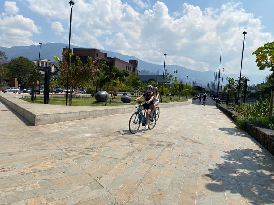 E-Bike City Tour Medellin with Local beer and Snacks - La Alpujarra: the 30-minute city-meets-culture moment