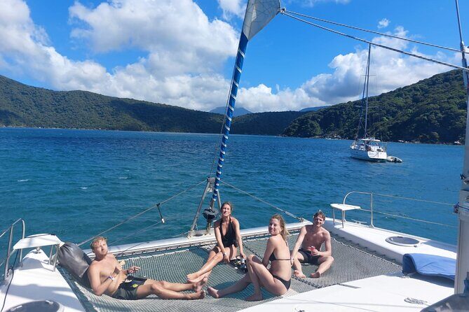 Full-Day Catamaran Tour through Tayrona - The return cruise: wind-assisted sailing and a sharp sunset payoff