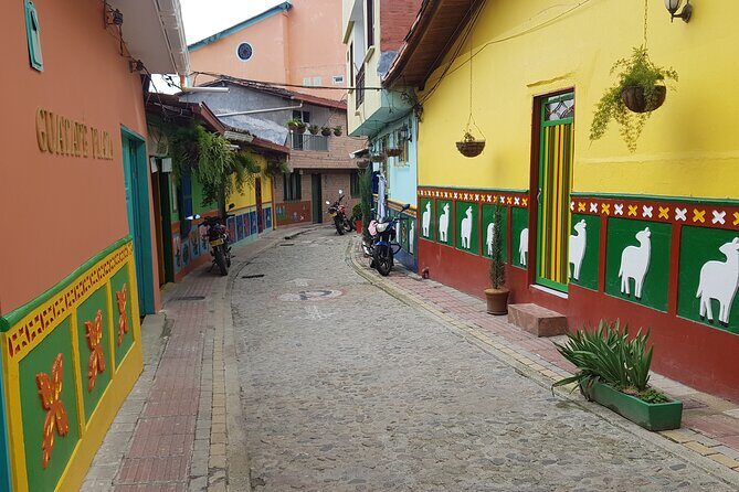Full Day Private Tour to Guatapé and El Peñol - Stop 3: Guatapé’s colorful streets and lakefront restaurant finish