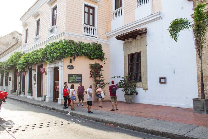 Gabriel Garcia Marquez Shared Tour: the magical Cartagena - Stop 4 and 5: Parque Fernández Madrid and Plaza de San Diego