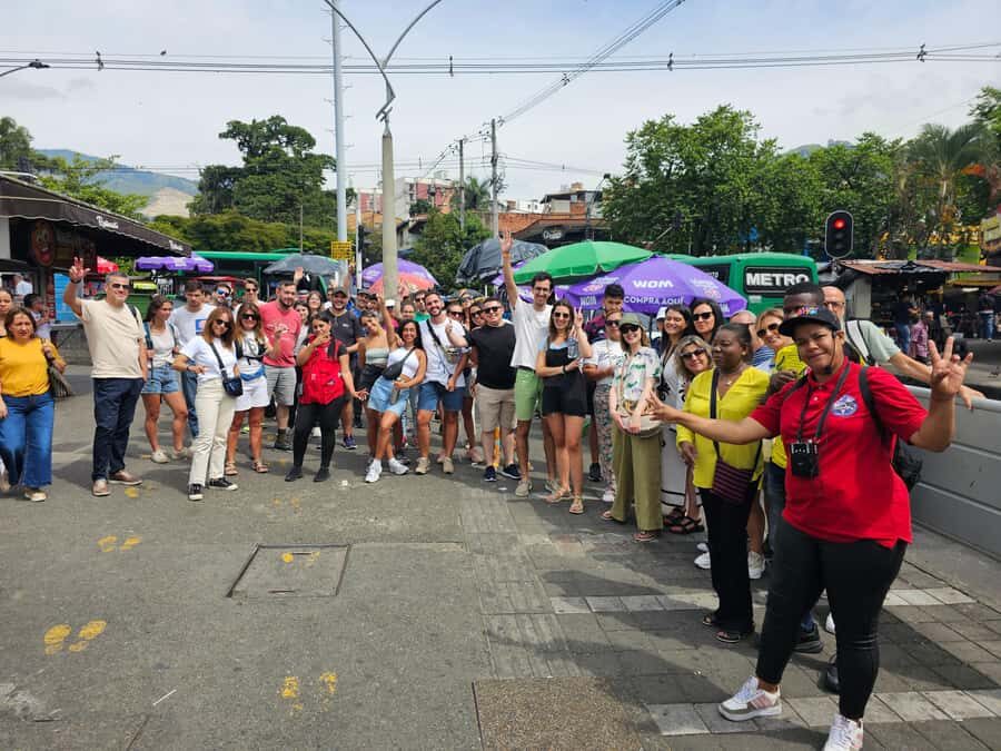 Graffiti Tour comuna 13 and cable car (made by local guides) - Bus to 20 de Julio and the Independence Sectors Walk
