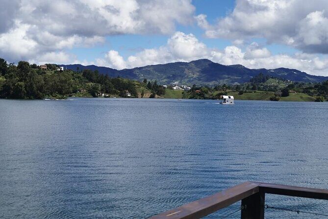 Guatape and El Peñol town and dam tour from Medellin - Lake-side cabin time: fruit, lunch, and a slower pace
