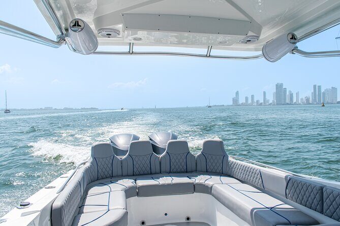 Large Boat Rental in Cartagena de Indias - Getting to the Manga dock and starting on time