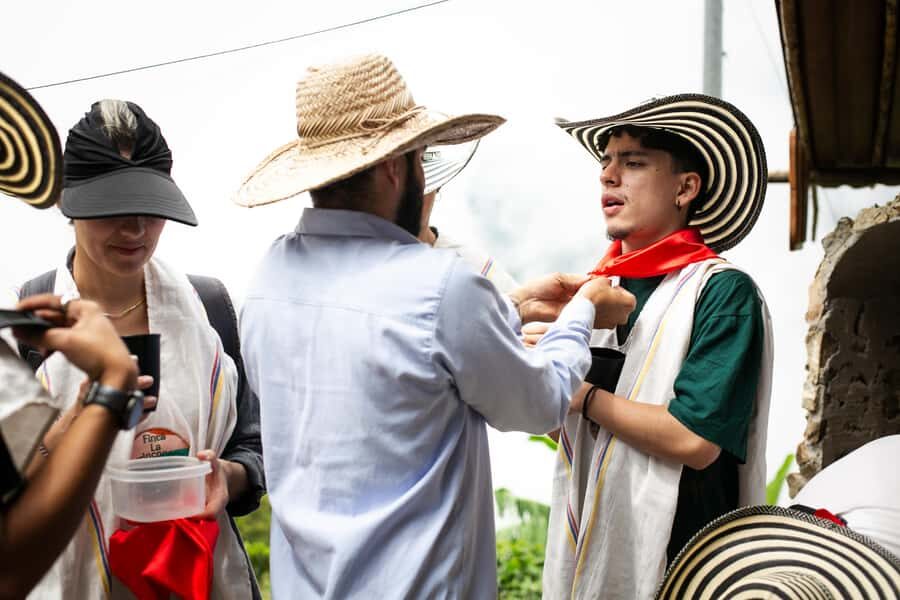 Medellin: Coffee Tour, Horseback Arrival, and Sugar Cane - The lunch stop: banana leaf service with mountain views