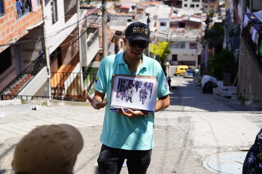 Medellín: Comuna 13 and Graffiti Guided Tour with a Local - Mural Galleries and a Short Self-Guided Window