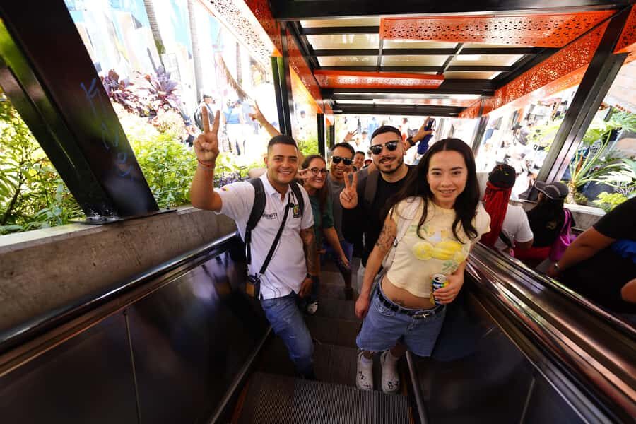 Medellín: Comuna 13 and Graffiti Guided Tour with a Local - Language, Guide Style, and Group Setup (English or Spanish)